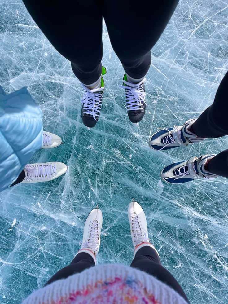 winter aesthetic ice skating outfit ideas friends Ice Skating Friends, Indoor Ice Rink, Ice Skating Poses, Skating Poses, Indoor Ice Skating, Besties Summer, Kids Ice Skates, Ice Skating Pictures, Holidays With Friends