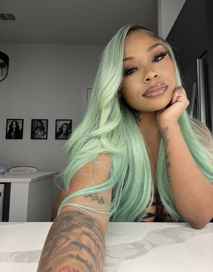 Mint Green Hair, Frontal Wig Hairstyles, Mint Hair, Creative Hair Color, Green Wig, Hair Therapy, Dyed Hair Inspiration, Colored Wigs, Business Hairstyles