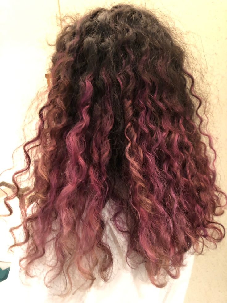 Curly Brown Hair With Pink Highlights, Pink Highlights In Brown Hair Curls, Curly Pink Highlights, Curly Hair With Pink Highlights, Pink Highlights Curly Hair, Pink Streaks In Brown Hair, Brown Hair With Pink Highlights, Curly Balayage, Curly Balayage Hair