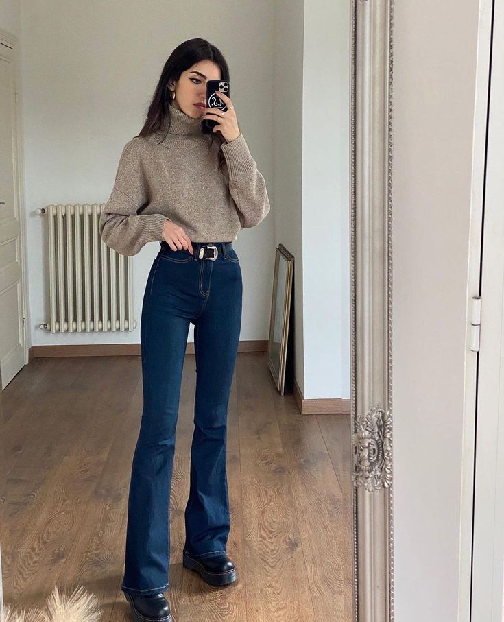 90's Jeans Outfit, Flared Jeans Styling, Flared Jeans Style, Flare Jean Outfits Fall, Bootcut Jeans Styling, Fall Instagram Ideas, High Waisted Bootcut Jeans Outfit, Flared Jeans Outfit Casual, Fall Outfits Flare Jeans