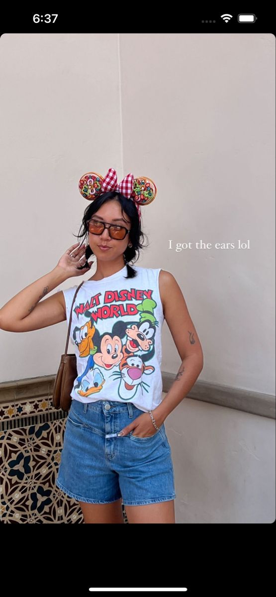 Bougie Disney Outfits, Street Style Disney Outfit, Masc Disney Outfits, 80s Disney Outfits, Disney Graphic Tee Outfit, Vintage Disney Shirts Graphic Tees, Cool Disneyland Outfits, Chic Disneyland Outfits, Disney Looks Outfits