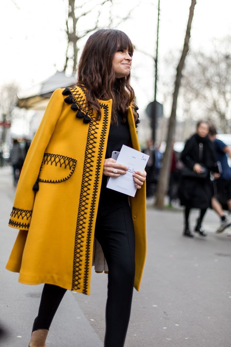 Mantel Styling, Trendy Coats, Sukienki Maksi, Mantel Outfit, Walking Down The Street, Yellow Coat, Miroslava Duma, Coat Trends, Moda Paris