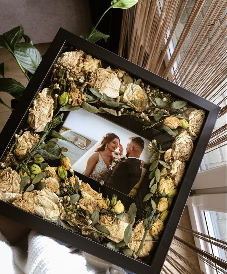 Ususzone kwiaty z bukietu ślubnego zamknięte w ramce na zdjęcia ikea wraz z ramką ze ślubnym zdjęciem Flower Shadow Box Ideas, Anniversary Gifts Ideas, Dried Flowers Diy, Wedding Shadow Box, Wedding Bouquet Preservation, Pressed Flower Crafts, Bouquet Preservation, Future Wedding Plans, Pressed Flower Art