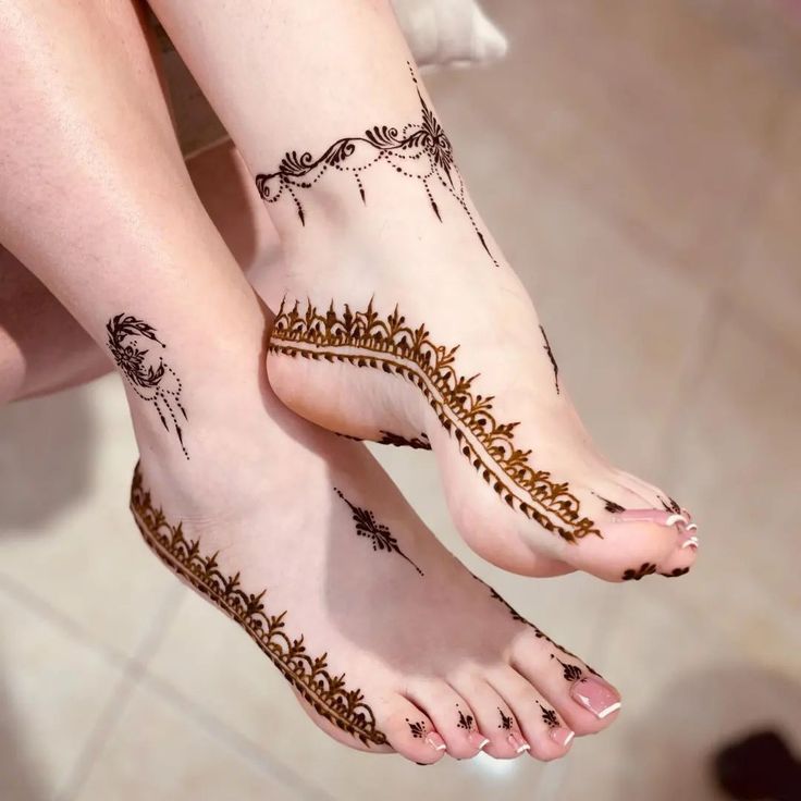 Henna design, feet henna design, aesthetic henna design, simple henna design, henna design foot, easy feet henna design Henna Design Foot, Simple Feet Henna, Simple Foot Henna, Feet Henna Design, Leg Henna Designs, Feet Henna, Wedding Henna Designs, Simple Mehendi Designs, Foot Henna