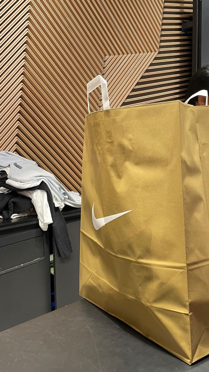 Nike Shop Aesthetic, Nike Bag Aesthetic, Nike Store Aesthetic, Nike Shopping Bag, Zudio Shopping Snap, Vision Goal Board, Nike Shopping, Nike Aesthetic, Shoping Bag