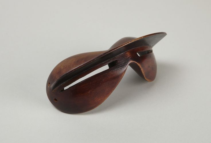 Historic Eskimo Snow goggles | Wood | 19th century |  h. 5.4 cm., w. 12.5 cm., d. 7.3 cm. (2 1/8 x 4 15/16 x 2 7/8 in.) Inuit Snow Goggles, Snow Glasses, Arctic Explorers, Inuit Art, Snow Goggles, Art Premier, Missing Link, Indigenous Art, Native Art