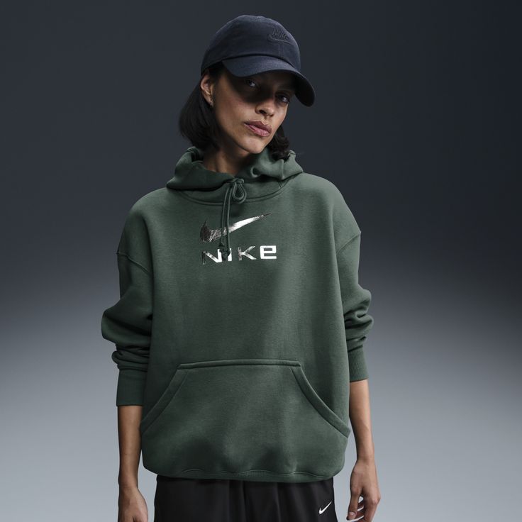 Add some shine to your look in this oversized sweatshirt. Its midweight brushed fleece feels extra soft on the inside and smooth on the outside for coziness that lasts all day. Vintage Nike Hoodie Green, Nike Sportswear Phoenix Fleece, Nike Brown, Brown Hoodie, Hoodie For Women, Hoodie Green, Nike Sweatshirts, Color Vintage, Oversized Pullover