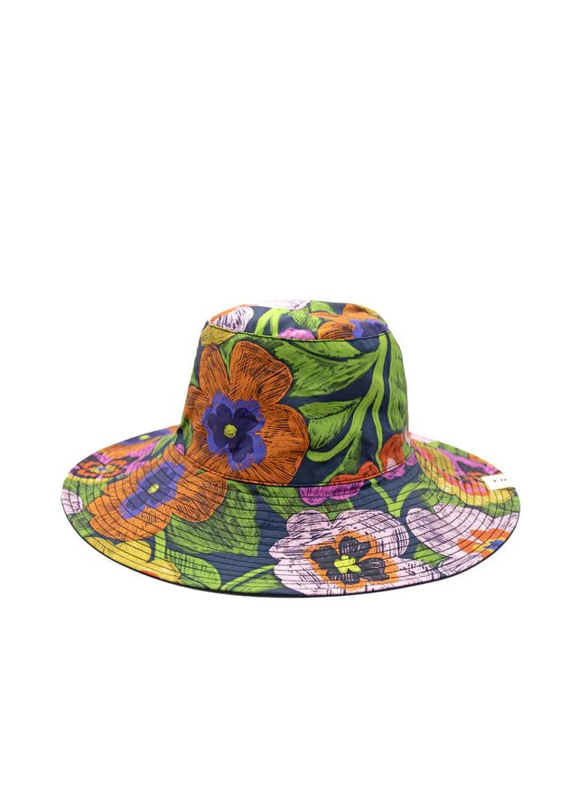 This summer bob embodies the perfect balance between casualness and summer style. Featuring a casual design, it offers lightweight protection from the sun while adding a fashionable touch to your outfit. Ideal to complete a summer look with a touch of freshness and relaxation. Casual Flat Brim Bucket Hat For Beach Season, Casual Sun Hat For Beach Season, Casual Bucket Hat For Vacation, Casual Flat Brim Bucket Hat For Summer, Blue Sun Hat For Vacation, Casual Wide Brim Sun Hat, Casual Flat Brim Sun Hat For Beach Season, Wide Brim Casual Bucket Hat For Beach Season, Casual Bucket Hat With Flat Brim For Beach