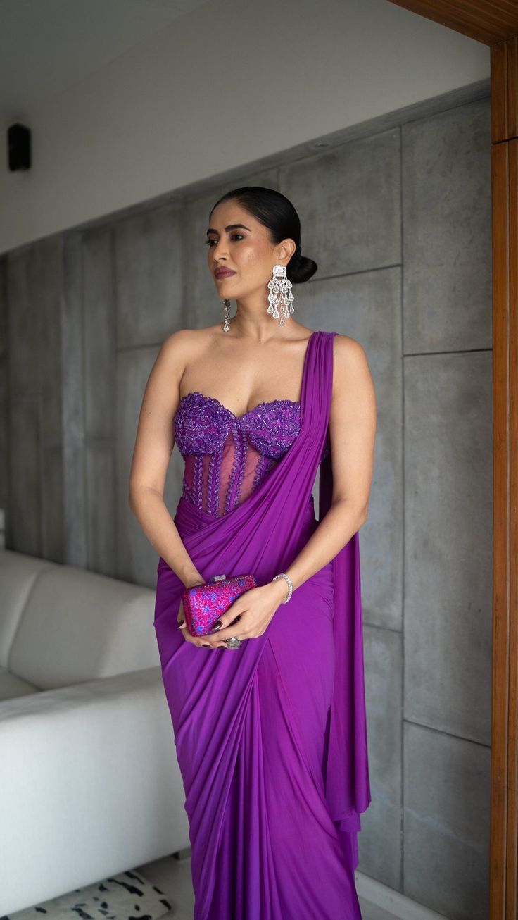 Label Prerna Mehra Indian Designer Clothing (@labelprernamehra) • Instagram photos and videos Made Up Saree Designs, Corset Saree Outfit, How To Style A Saree, Corset Blouse Saree, Outfit For Reception, Wedding Outfits For Guest, Dress Inspo Aesthetic, Corset Saree, Corset Dress Outfit