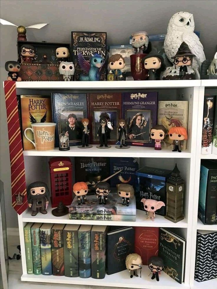 Harry Potter Desk Decor Ideas, Whimsical Harry Potter, Funko Pop Display Ideas Harry Potter, Room Inspo Harry Potter, Room Decor Ideas Harry Potter, Harry Potter Trinkets, Harry Potter Collection Room, Aesthetic Harry Potter Room, Harry Potter Display Ideas