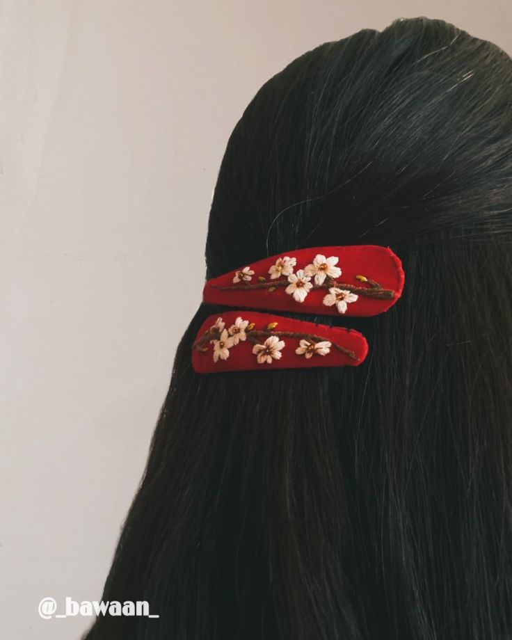 Handmade hairclips, embroidery
Blossom Cambridge Aesthetic, Embroidered Photo Art, Cloth Accessories, Hand Embroidered Jewelry, Handmade Logo, Hand Embroidery Patterns Free, Baby Clips, Scrunchies Diy, Fabric Hair Bows