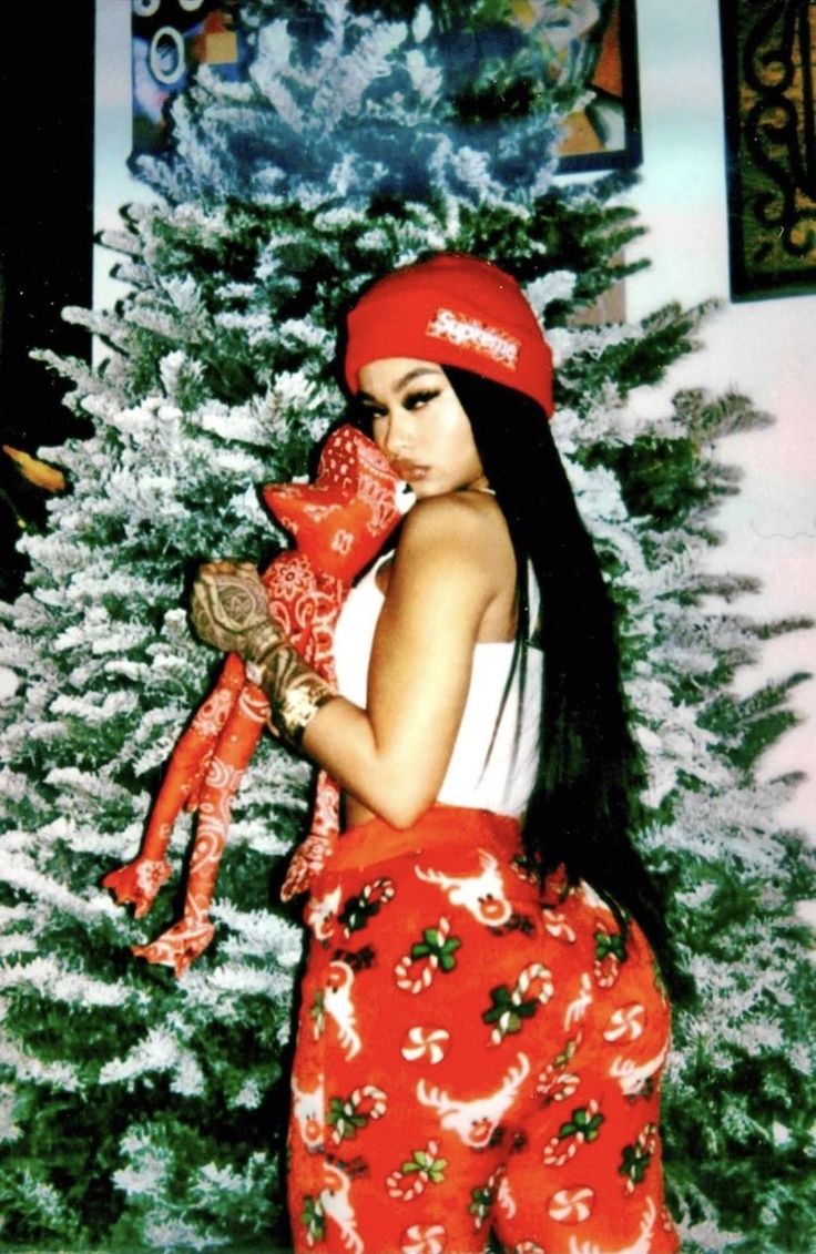 Baddie Christmas Outfits, Christmas Poses, India Westbrooks, Christmas Shoot, Swag Girl Style, Photoshoot Themes, Christmas Photoshoot, Cute Simple Outfits, The Shade