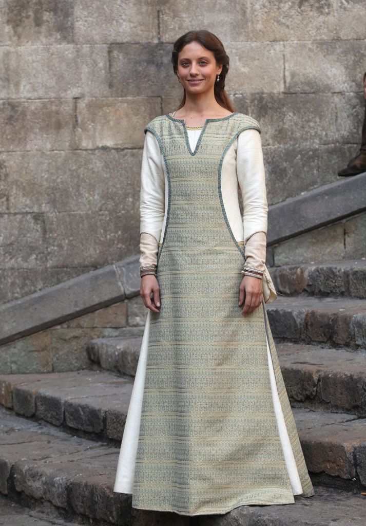 FILMY KOSTIUMOWE: La catedral del mar (TV Serial 2018) Medieval Floor-length Dress For Cosplay, Medieval Floor-length Dress With Historical Design, Medieval Dress For Larp In Floor-length, Viking Dress Woman Medieval Collectibles, Aslaug Vikings Dress, Medieval Gown, The White Princess, Century Dress, White Princess