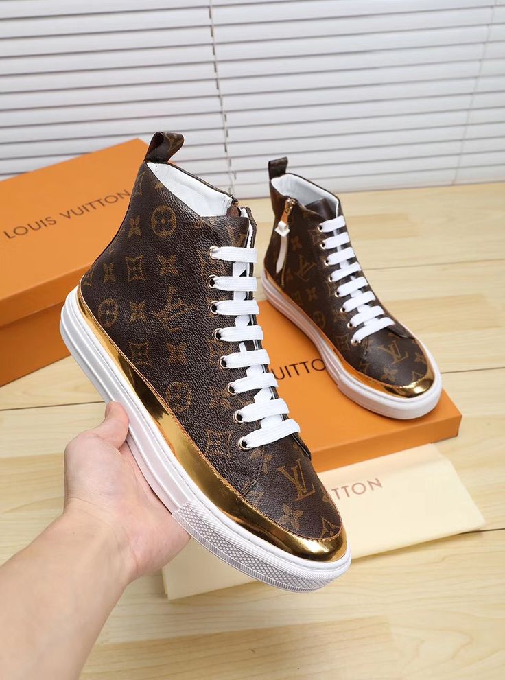 ��PRODUCT DETAILS��Includes Shipping bags, dustbag sleeper, care manual, booklet, tag. Louis Vuitton High Tops, White Sneakers Men, White Sneakers Women, Women Men Shoes, Men Shoes Size, Exclusive Bag, White Sneaker, High Top, Luxury Bags