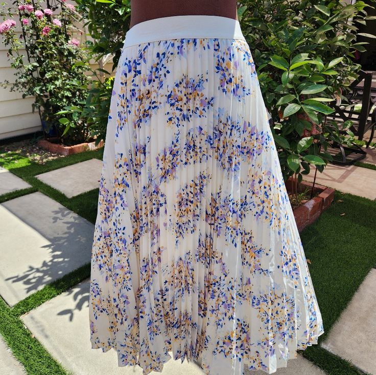 Vince Camuto Ladies Pleated Midi Skirt Spaced Garden Floral White Lined Xl Spring Floral Print Midi Pleated Skirt, Spring Floral Midi Pleated Skirt, Spring Floral Print Relaxed Pleated Skirt, Spring Floral Print Full Pleated Skirt, Floral Print Tiered Pleated Skirt For Summer, White Midi-length Pleated Skirt For Spring, White Pleated Midi Skirt For Spring, Spring Pleated Maxi Skirt For Day Out, Flowy Lined Pleated Skirt For Spring