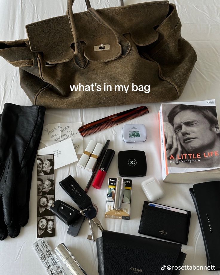 Everyday Bag Essentials, What's In My Bag, Inside My Bag, Purse Essentials, Handbag Essentials, In My Bag, Mia 3, Inside Bag, What In My Bag