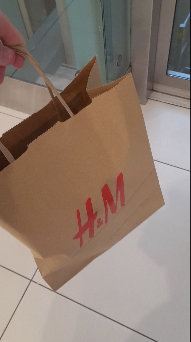 H&m Instagram Story, H&m Paper Bag Aesthetic, H And M Bags, H&m Bag Snap, Market Snapchat Stories, Shopping Pictures Bags, H&m Photoshoot, H And M Aesthetic, H And M Snap