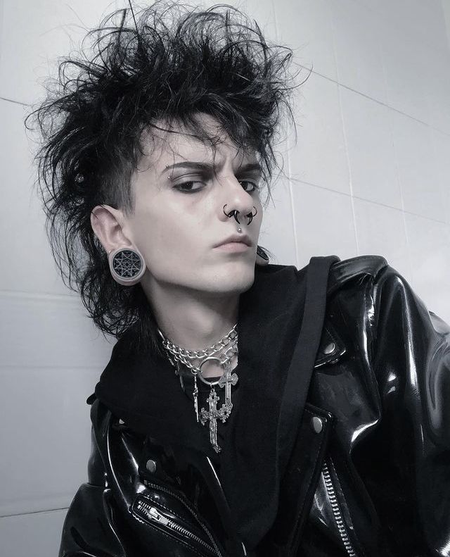 Deathhawk Men, Punk Male Hairstyles, Goth Men Hair, Alt Male Hair, Male Emo Makeup, Alt Hairstyles Men, Deathhawk Long, Male Goth Makeup, Punk Makeup Men