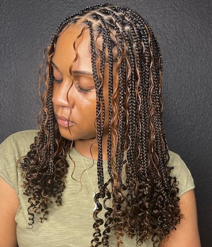 Braids For Black Women Medium Length, Short Brown Goddess Braids, Medium Short Boho Knotless Braids, Medium Length Curly Box Braids, Short Boho Braids Knotless, Boho Knotless Braids With Curly Ends, Boho Bob Knotless Braids With Color, Boho Short Knotless Braids, Braids With Curls Medium Length