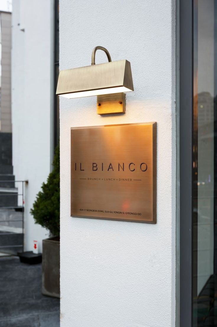 a sign on the side of a building that says ill bianco in italian