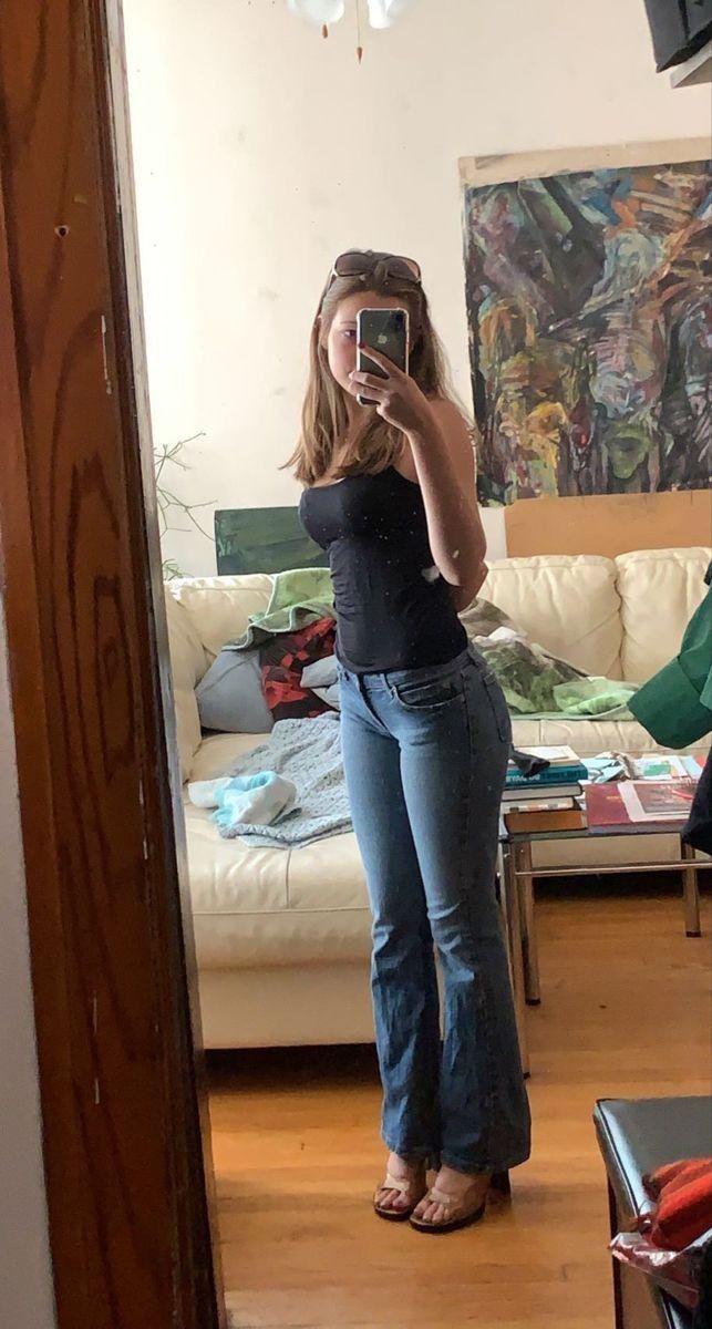 Low Rise Bootleg Jeans Outfit, Summer Bootcut Jeans Outfit, Y2k Lowrise Jean Outfits, Cute Bellbottom Jean Outfits, Lowrise Y2k Jeans, Y2k Jean Outfit, Fall Outfit Y2k, Mid Rise Bootcut Jeans Outfit, Belbotm Jeans Outfit