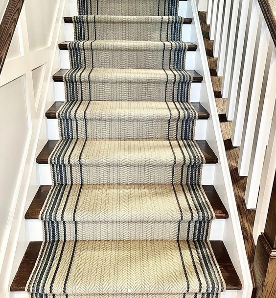 an image of a staircase with carpet on it