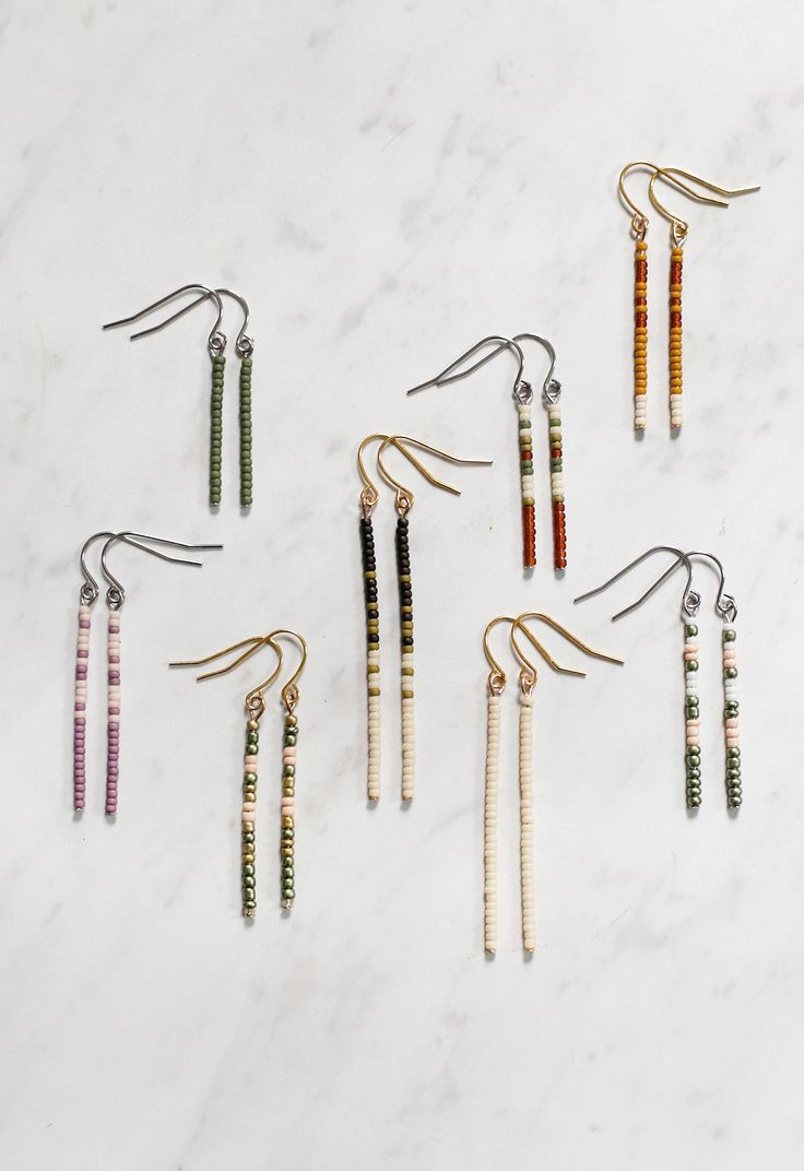 Make your own simple beaded earrings using some seed beads and this easy tutorial! Simple Beaded Earrings, Simple Bead Earrings, Seed Bead Jewelry Tutorials, Diy Earrings Easy, Diy Seed Bead Earrings, Beaded Chandelier Earrings, Beaded Earrings Tutorials, Beaded Earrings Diy, Beaded Earring