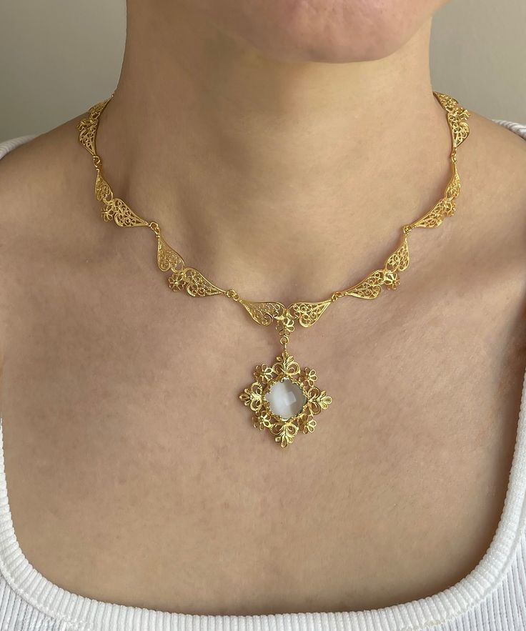 Gold Mother of Pearl Silver Choker Vintage Necklace, 925 Sterling Gold Plated Handmade Victorian Filigree Floral Jewelry, Edwardian Necklace - Etsy Bridgeton Accessories, Vintage White Gold Necklace, Vintage Necklace Aesthetic, Thigh Jewelry, Vintage Gold Jewelry, Yellow Diamond Necklace, Antique Jewelry Victorian, Edwardian Necklace, Vintage Pearl Necklace