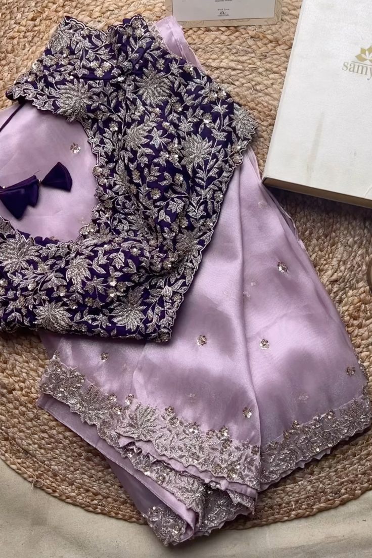 Designer Wear Sarees, Blouse For Traditional Saree, Designer Sarees Blouse Designs, New Design Saree Fashion Styles, Lavender Saree Contrast Blouse, Work Sarees Party Wear, Saree Combinations Color Combos, Designer Saree Blouse Designs, Party Wear Sarees Designer