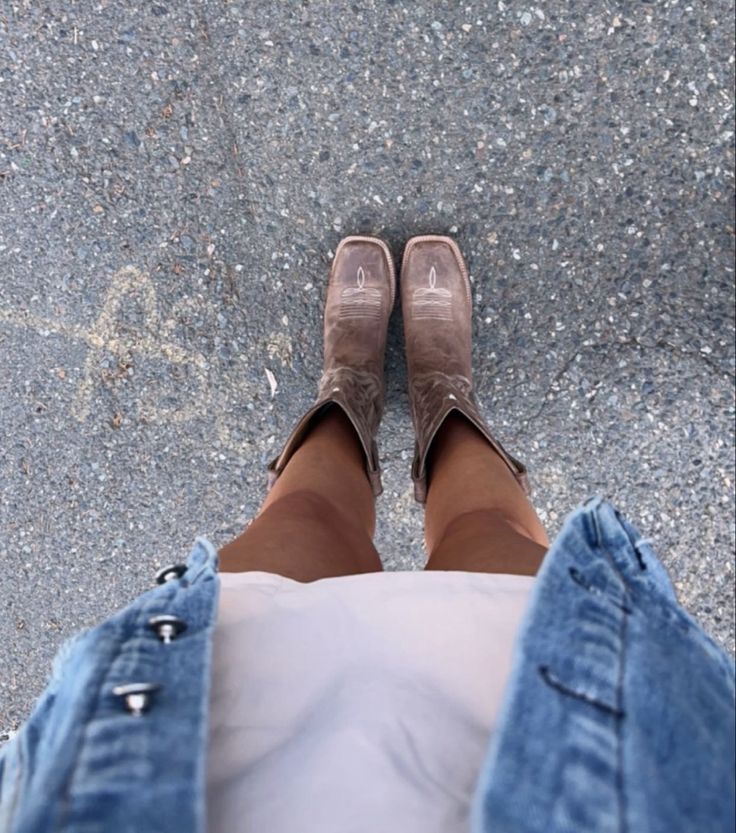 Western Boot Aesthetic, Cowboy Boot Aesthetic, Vintage Cowboy Boots Aesthetic, Aesthetic Cowgirl Boots, Brown Cowgirl Boots Aesthetic, Cowgirl Boot Streetwear, Cowgirl Concert, Cowgirl Boots Aesthetic, Cowboy Boots Aesthetic