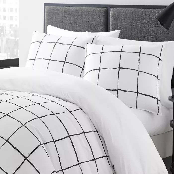 black and white bedding in a bedroom