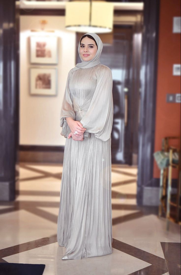 Hijabi Hijab Evening Dress Simple, Simple Soiree Dresses, Hijabi Soiree, Soiree Dresses For Hijab, Soiree Outfit, Muslim Evening Dresses, Fashion Show Dresses, Bride Dress Simple, Soiree Dress