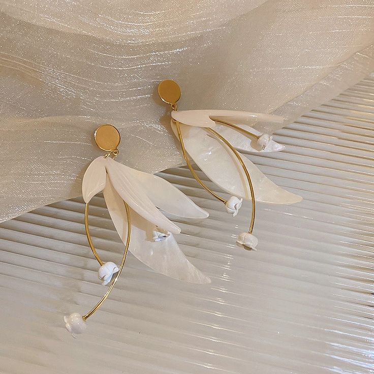 ✦Elevate your casual wear with the timeless elegance of our drop earrings, featuring a delicate flower petal design. Crafted with meticulous attention to detail, these earrings capture the essence of sophistication and grace. The drop silhouette adds a touch of movement, enhancing the overall allure of these elegant earrings. Versatile enough for everyday wear, they effortlessly complement your casual attire with a touch of floral charm. Embrace the understated beauty of our flower petal drop ea Feminine Dangle Flower Earrings, Elegant Spring Petal Shaped Flower Earrings, Chic Petal-shaped Earrings For Gift, Elegant Teardrop Earrings For Spring, Chic White Flower Earrings, Chic White Flower Drop Earrings, Chic White Flower-shaped Earrings, Teardrop Earrings With Flower Charm, Elegant Teardrop Earrings With Flower Charm