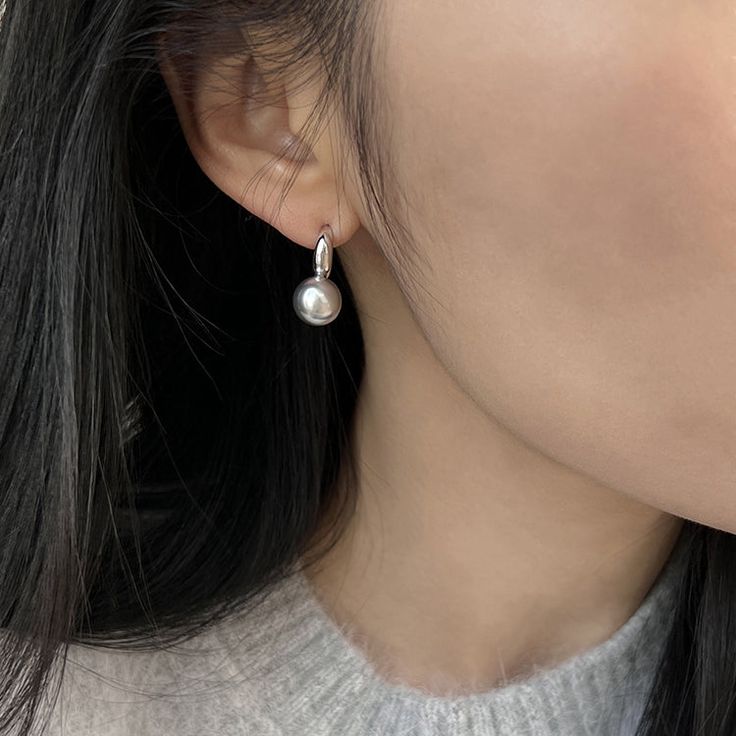 Effortless elegance in these S925 sterling silver earrings, featuring a sleek silver hook and a single pearl drop in four stunning colors. Key Features: Material: White Gold-Plated, Silver, Pearls Type: Earrings, Eardrops Quantity: A pair of earrings Size: 2x1cm (0.79''x0.39'') Color: White; Grey; Dark Grey; Brown Single Pearl, Pearl Types, Effortless Elegance, Pearl Drop Earrings, Silver Pearls, Pearl Drop, Minimalist Earrings, Classic White, Sterling Silver Earrings