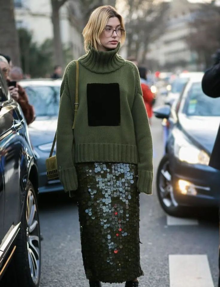 Sequin Skirt Outfit, Sequins Skirt, Fashion London, Street Style 2017, Dresses Casual Winter, Green Style, Outfit Trends, Iconic Style, Street Look