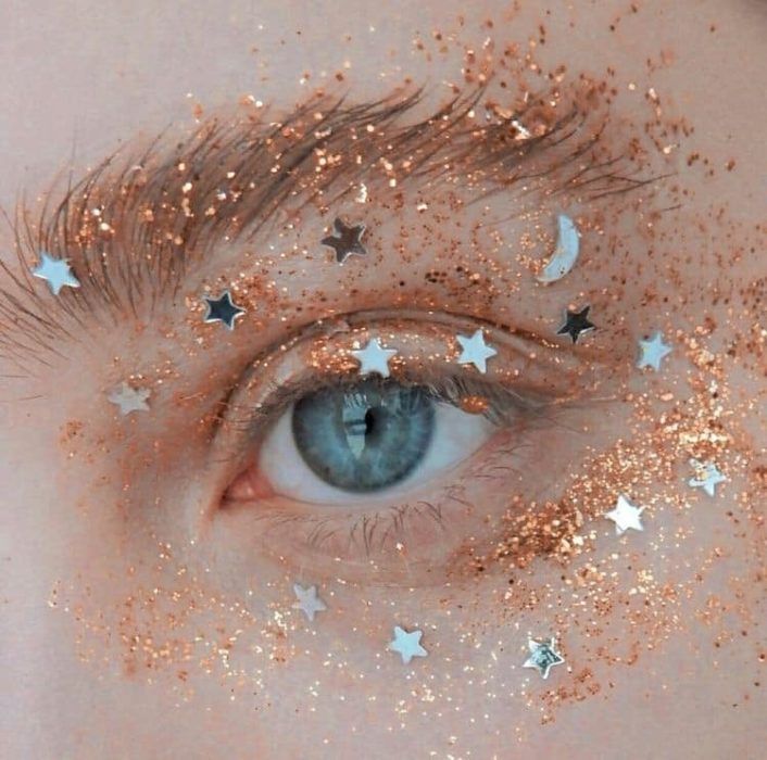 15 Maquillajes con brillo de estrellas que te fascinarán Fantasy Make-up, Make Up Designs, Best Makeup Artist, Creative Eye Makeup, Aesthetic Eyes, Creative Eye, Eye Makeup Art, Fantasy Makeup, Makeup Designs