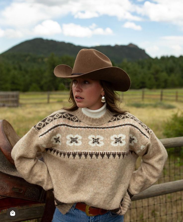 Western Farm Outfits Women, Vintage Country Outfits Woman Clothing, Autumn Cowgirl Outfits, Best Western Outfits, Hay Ride Outfit Fall, Midwest Cowgirl Aesthetic, Fall Gatlinburg Outfits, Country Living Outfits, Cowgirl Cold Weather Outfits