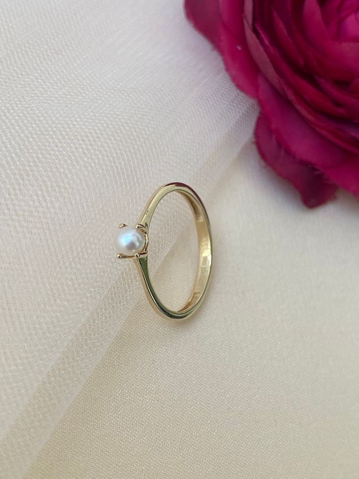 "14K 18K Gold Minimalist AA Single Pearl Ring-Freshwater Pearl Stackable Delicate Ring-White Pearl Dainty Ring-Engagement & Wedding Jewelry MATERIAL SPECIFICATIONS Stock Code: Z098437 Metal : 14K 18K Solid Gold Color: Yellow gold, Rose gold, White gold. Pearl Color : White Personalization in Ring Size is possible. THE WEIGHT OF OUR PRODUCTS MAY VARY + - 10% GR WHY OUR PEARL JEWELRY? The elegant and timeless pearl jewelry by BirinciJewelry is a musthave in every person's wardrobe. Natural pearls Yellow Gold Stackable Pearl Ring For Anniversary, Gold Solitaire Birthstone Wedding Ring, Gold Stackable Pearl Ring In 14k Gold, Elegant Gold Rings With Birthstone, Elegant Gold Ring With Birthstone, Delicate Gold Pearl Ring With Simple Design, Dainty Yellow Gold Solitaire Wedding Ring, Elegant Yellow Gold Stackable Pearl Ring, Elegant Stackable Rose Gold Birthstone Ring