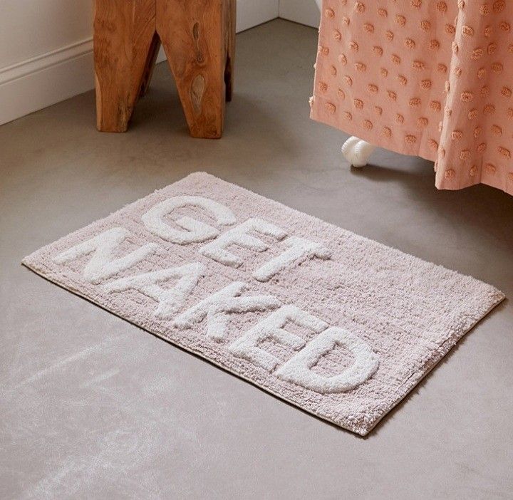 a bathroom rug with the words bath mat on it