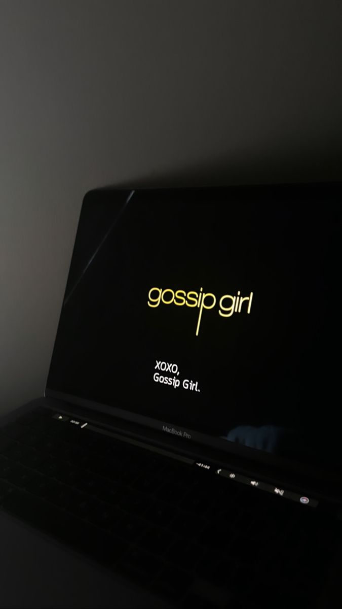 Gossip Girl Cast, Estilo Blair Waldorf, Stile Blair Waldorf, Gossip Girl Aesthetic, Gossip Girls, Instagram Theme Feed, Chuck Bass, Casual Day Outfits, Netflix And Chill