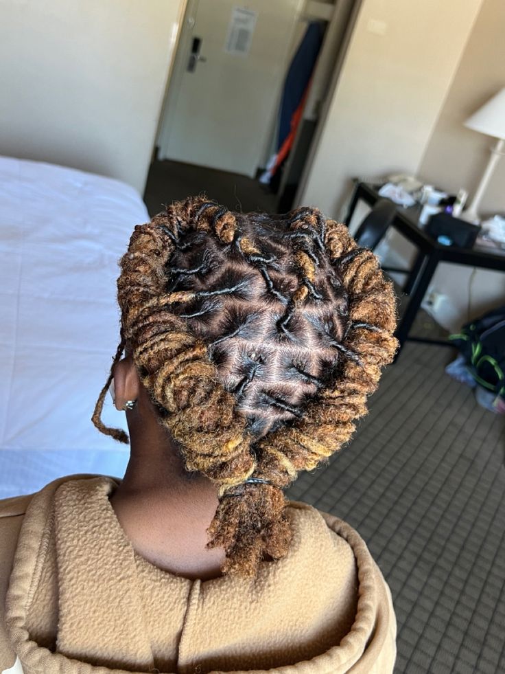 Heart Shaped Barrel Twist, Heart Style With Locs, Heart Shaped Loc Styles, Heart Barrel Twist Locs, Heart Locs Style, Heart Loc Style, Barrel Twist Designs, Barrel Twist Dreads Women, Retwist Locs Style Short