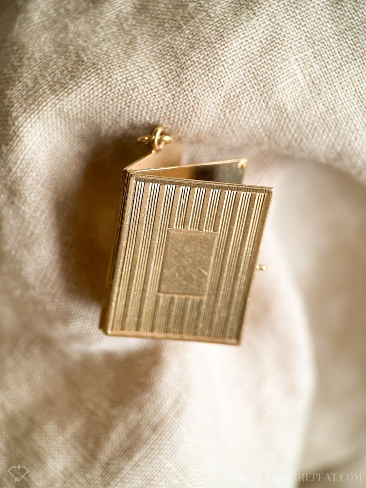 Yellow Gold Necklace With Box Clasp Gift, Retro Gold-tone Jewelry Gift, Retro Gold-tone Jewelry For Gift, Retro Gold Jewelry For Gifts, Engraved Retro Jewelry For Formal Occasions, Rectangular Vintage Charm Jewelry For Formal Occasions, Vintage 14k Gold Locket Jewelry, Antique Locket Jewelry For Evening, Antique Evening Locket Jewelry