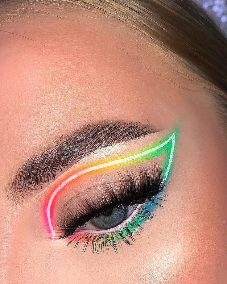 Colored Eyeliner Makeup Looks, Easy Graphic Eyeliner Ideas, Extra Makeup Ideas, Cute Graphic Liner Looks, Fun Graphic Eyeliner, Neon Rave Makeup Ideas, Rave Makeup Ideas Festivals, Fun Makeup Ideas Easy, Graphic Makeup Ideas