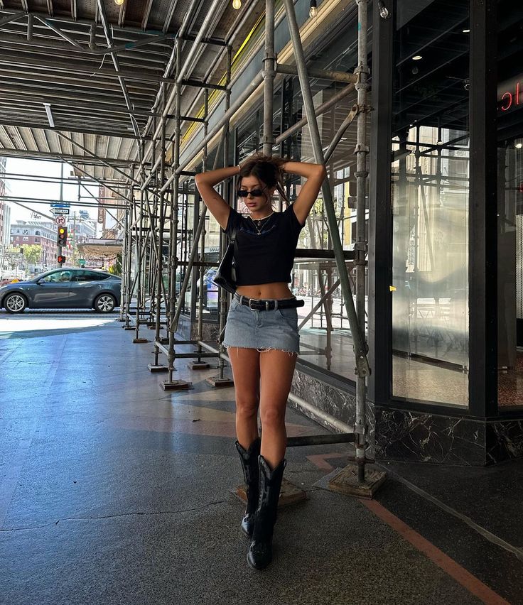 Traje Cowgirl, Dinner Outfit Casual, Latina Outfits, Looks Country, Denim Skirt Outfits, Downtown Outfits, Nashville Outfits, City Outfits, Mia 3