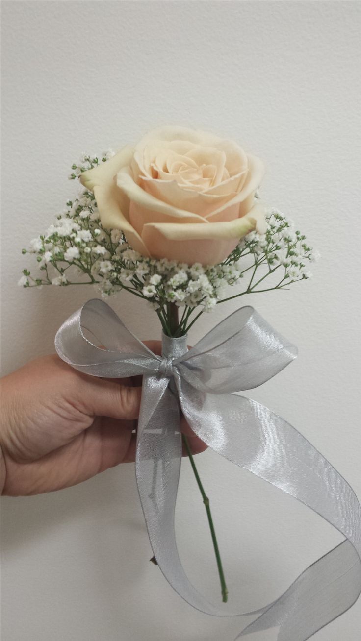 Small Single Flower Bouquet, 1 Flower Bouquet Bridesmaid, Single Flower For Bridesmaids, One Rose Bridesmaid Bouquet, Small Bouquet Wedding Bridesmaids, Bouket Flowers Wedding Ideas, Simple Single Flower Bouquet, Single Rose Bridal Bouquet, Simple Bouquet For Bridesmaids