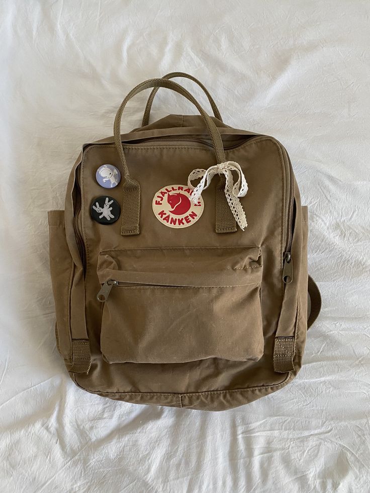 𝗹𝗶𝗻𝗮 (@arabneutral) on X Dream Backpack, Mochila Fjallraven Kanken, Mint Tin Crafts, Black School Bags, Pretty Tote Bags, Backpack Fjallraven, Messanger Bag, Strange Magic, Fjällräven Kånken