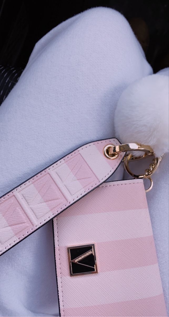 Pink Key Chains Aesthetic, Victoria Secret Keychain Aesthetic, Pink Credit Card Aesthetic, Women Wallet Aesthetic, Wallet With Keychain, Pink Keychain Aesthetic, Wristlet Aesthetic, Girly Car Accessories Bling, Cute Wallet Aesthetic