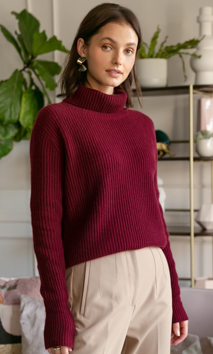 Cozy up in this perfectly oversized, chunky cashmere turtleneck that'll keep you toasty and chic on even the chilliest days. With elegant ribbed knit and incredibly fluffy texture, you'll want to reach for it again and again. Turtleneck with chunky English-rib knit. Soft and plushy with perfectly luxurious thickness. Cuff can be folded for a shorter sleeve length. FIT: Oversized cozy silhouette. 100% LUXURY CASHMERE Warm Winter Dresses, Winter Dress Outfits, Winter Outfit Inspiration, Outfit Inspiration Fall, Cashmere Turtleneck, Burgundy Sweater, Winter Hairstyles, Casual Winter Outfits, Cashmere Cardigan