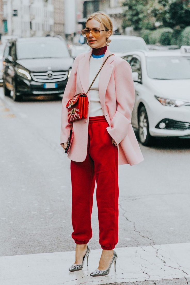 Jogging Outfit, Red Sweatpants, Giovanna Battaglia, Athleisure Trend, Anna Dello Russo, Art Appliqué, Street Style Edgy, Womens Fashion Edgy, Looks Street Style