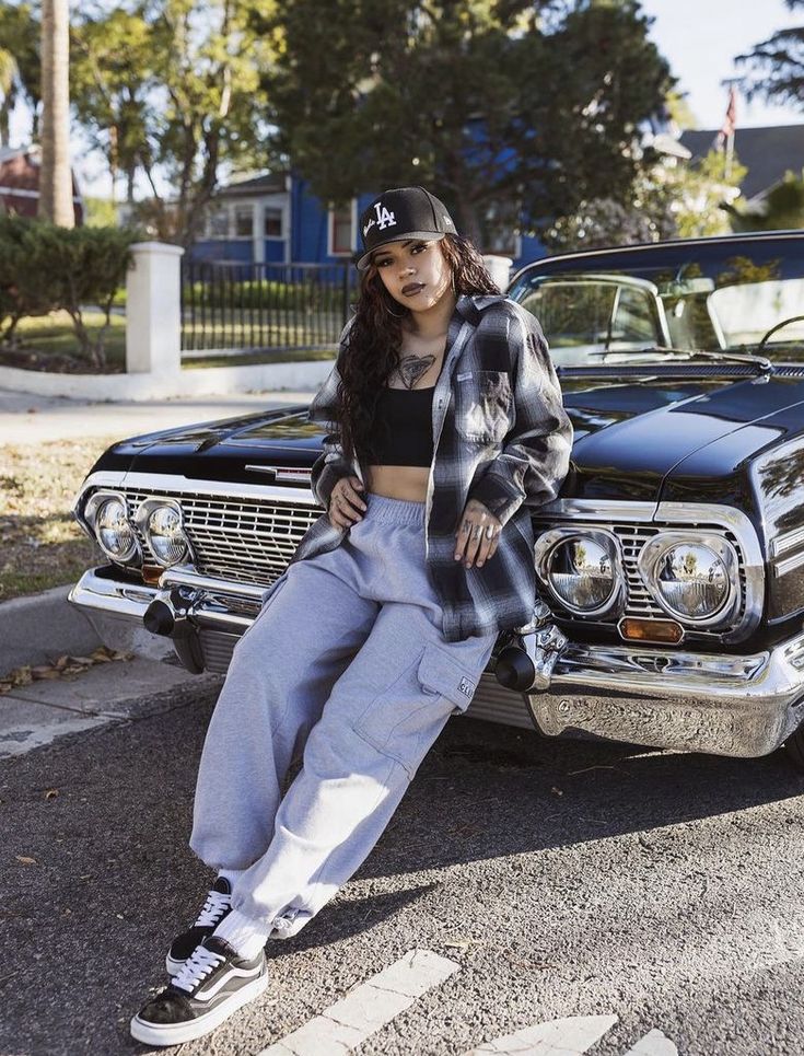 90s Fashion Chicana, Lowrider Outfits For Women, Cholo Girl Outfits, Cholo Outfits For Women, Rapper Outfits Female Spirit Week, Chola Costume Ideas, Chola Halloween Costumes, Gangster Girl Aesthetic Outfits, Chicano Outfit Women